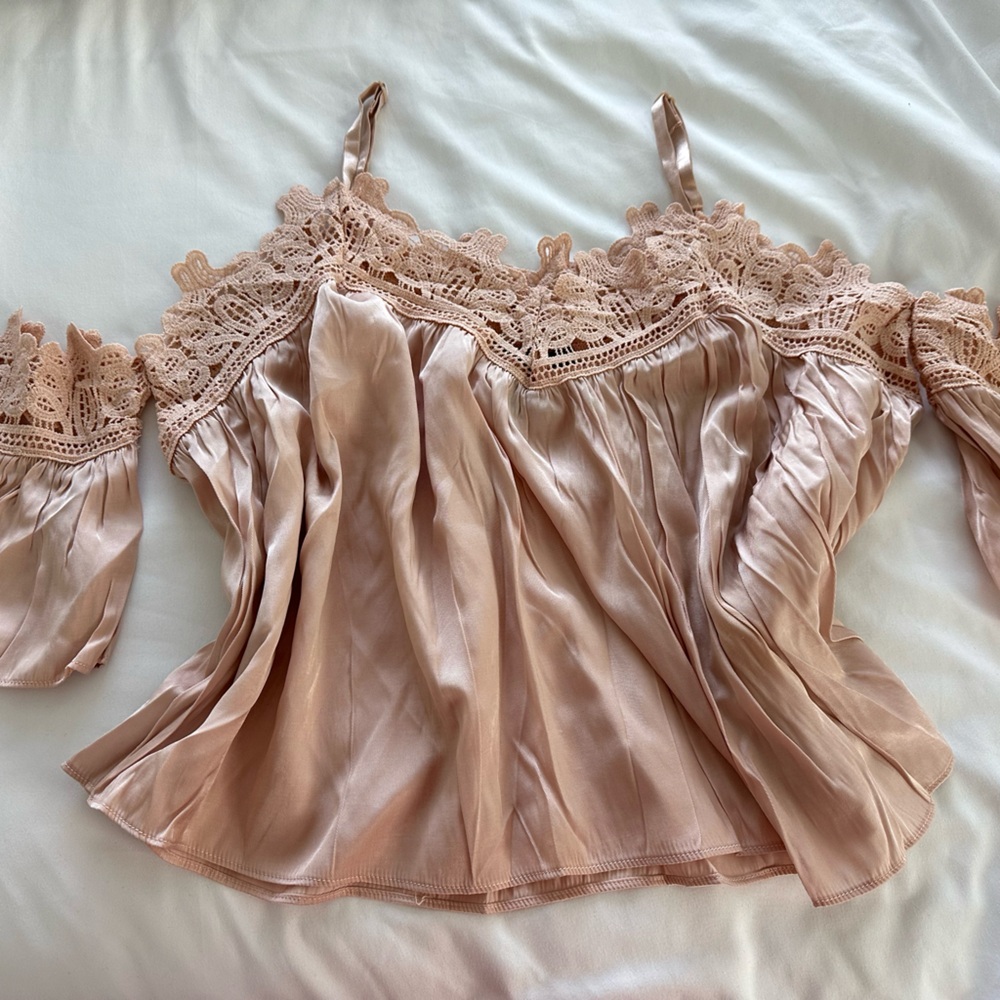Forever 21 Lacy Blush Top Size Small